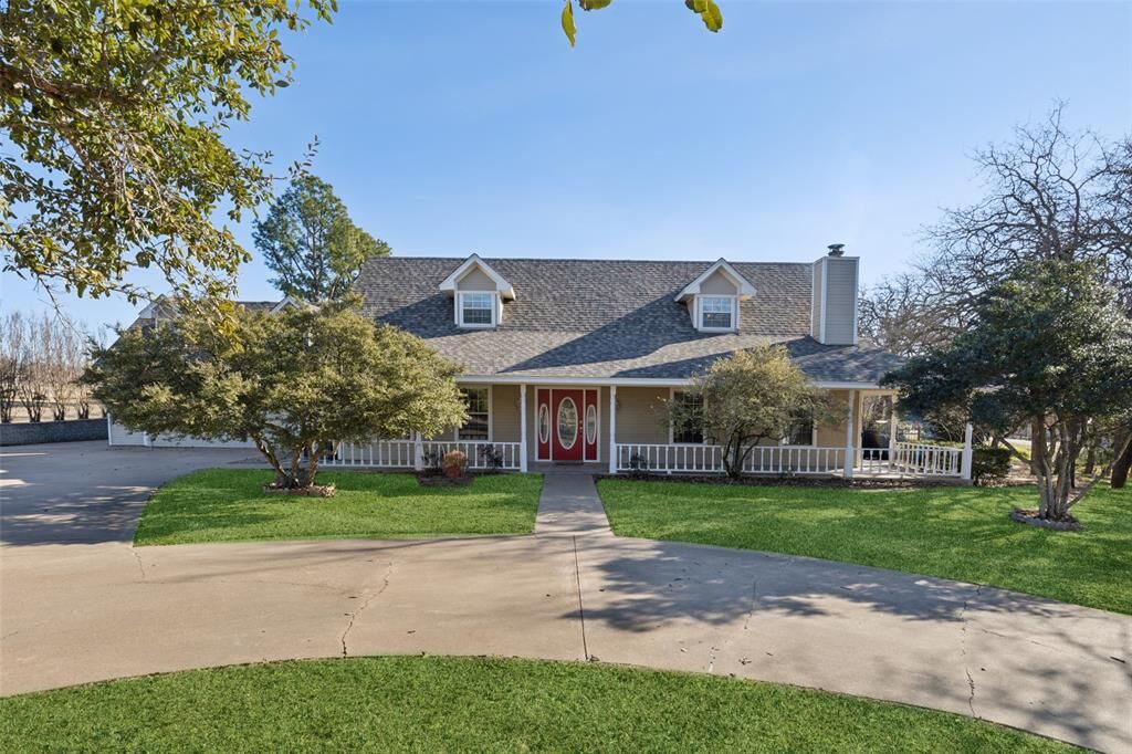 Property Photo: 102 N La Colina Road TX 76085