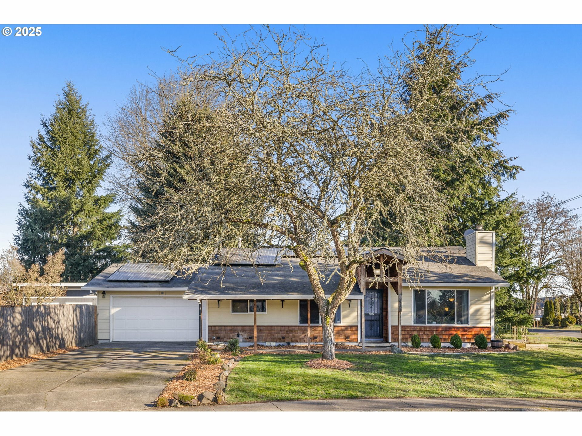 Property Photo: 1624 NE 12th Ave OR 97124