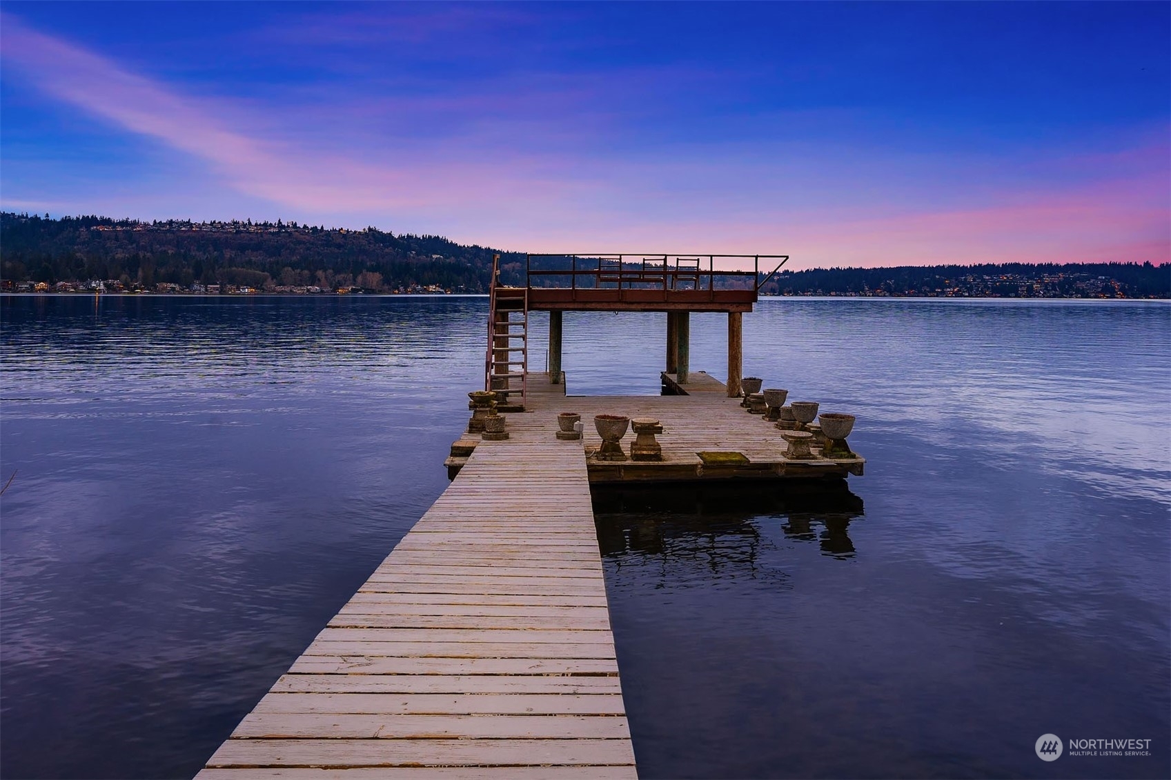 Property Photo:  3713 E Lake Sammamish Shore Lane SE  WA 98075 