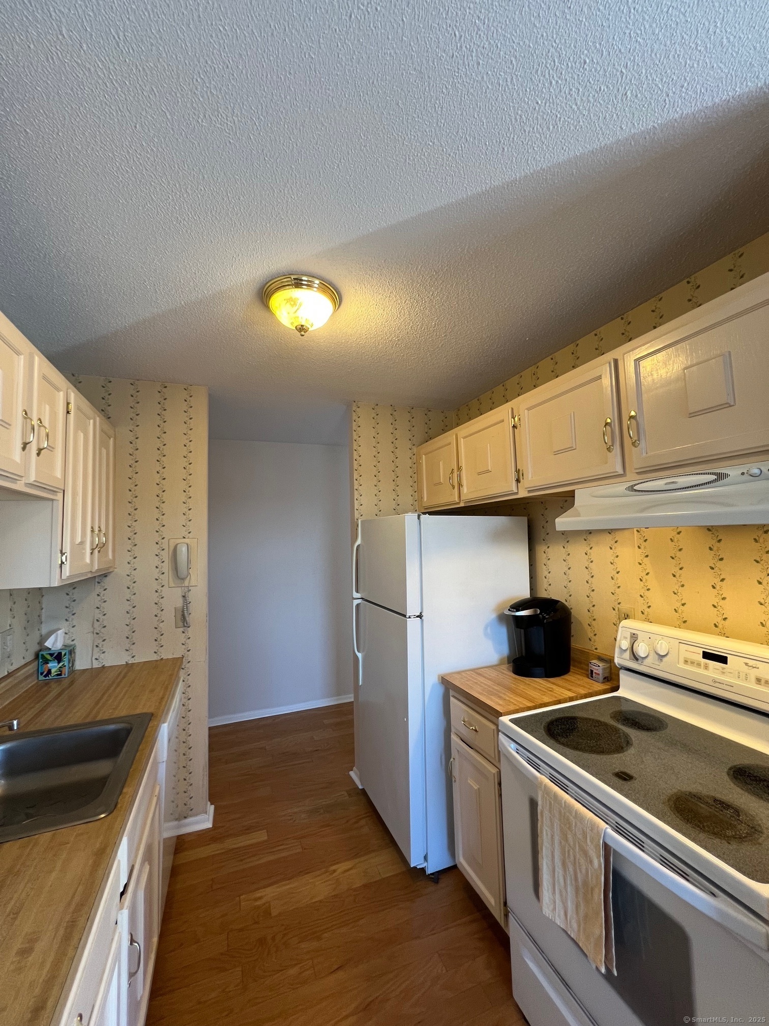 Property Photo:  43 Balance Rock Road Apt 11  CT 06483 