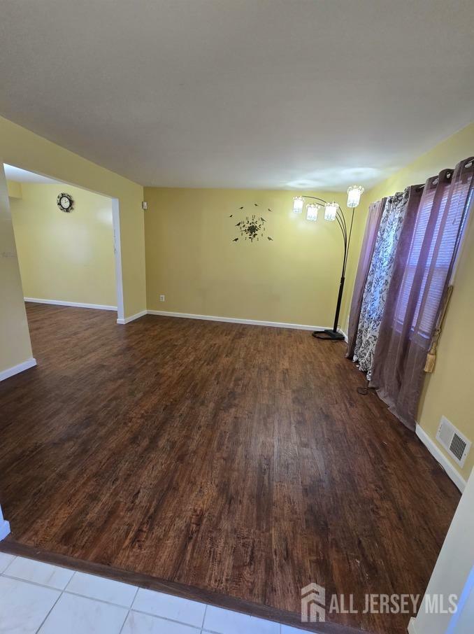 Property Photo:  5 Netherwood Circle  NJ 08820 