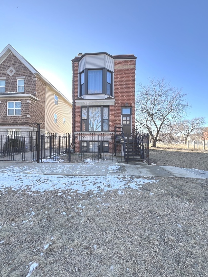 Property Photo:  713 E Bowen Avenue  IL 60653 