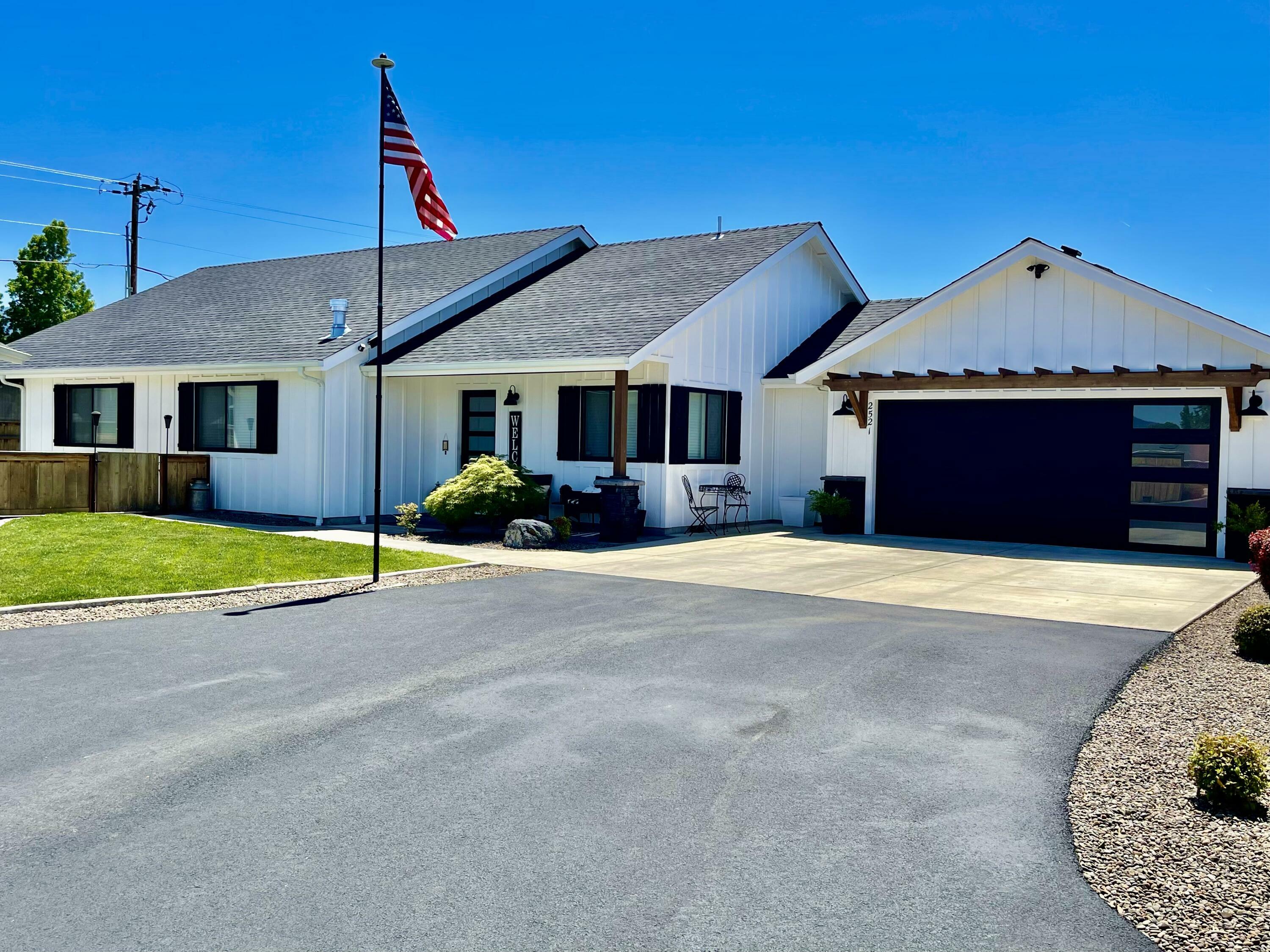 Property Photo: 2521 SW Elmer Nelson Lane OR 97527