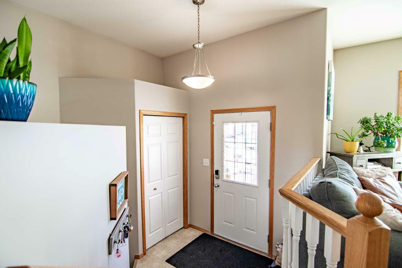 Property Photo:  193 Ireland Crescent  AB T4R 3G9 