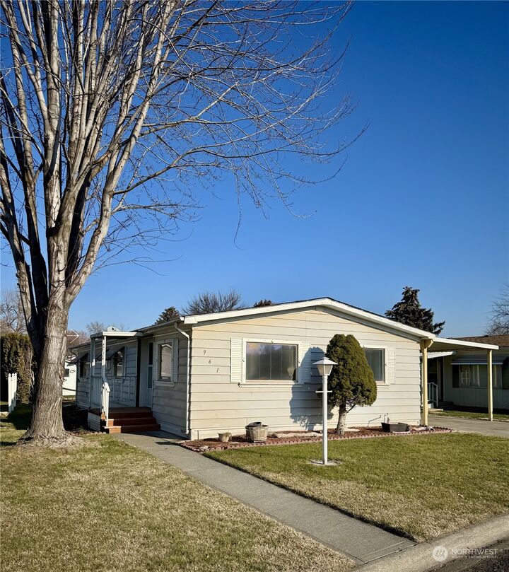 Property Photo:  961 SE Scenic View Dr  WA 99324 