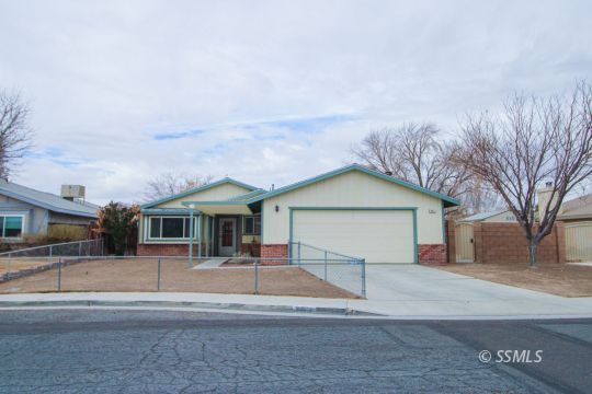 Property Photo: 621 S Sorrel St CA 93555