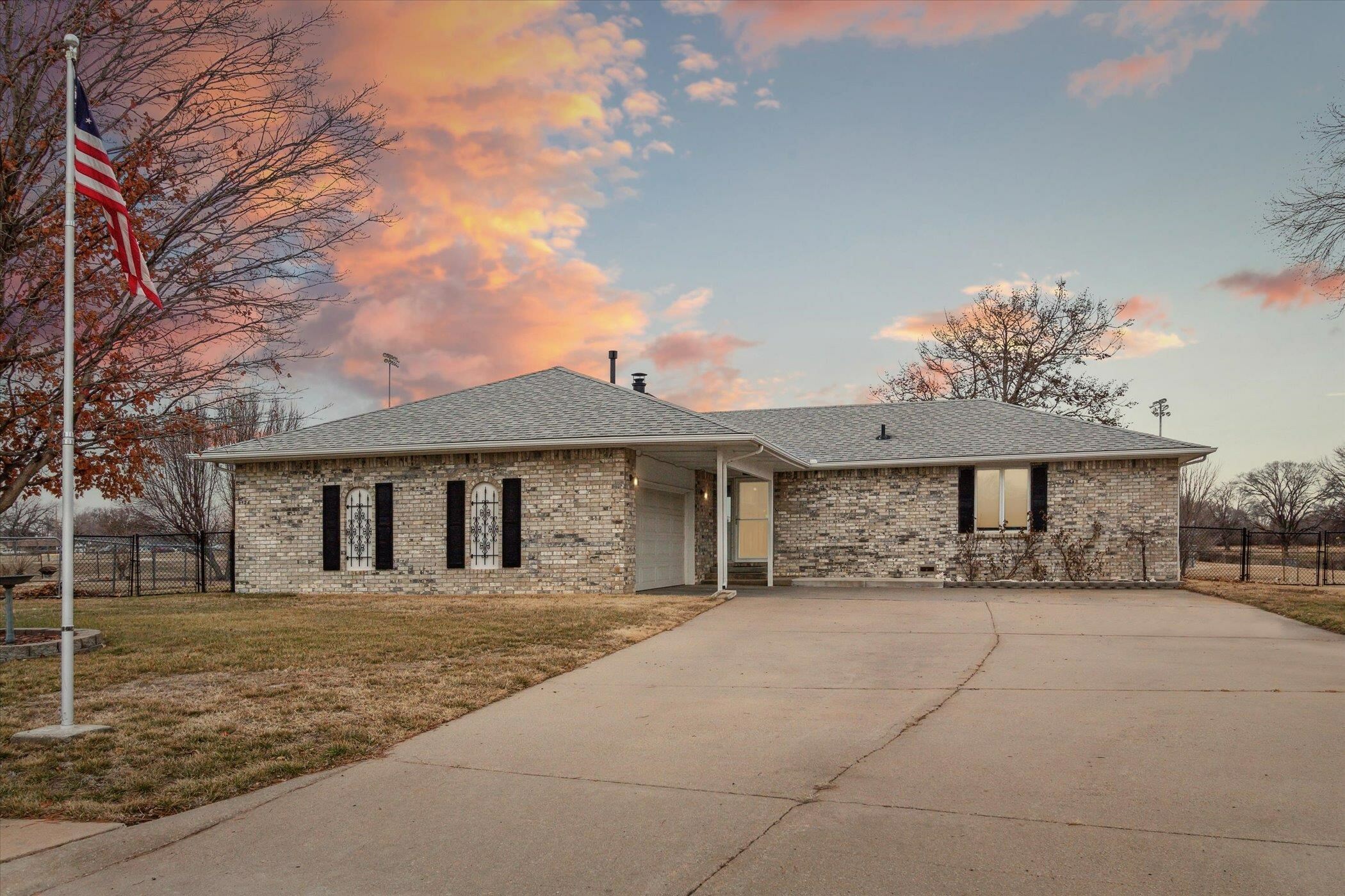 Property Photo:  726 Fairway Ct  KS 67010 