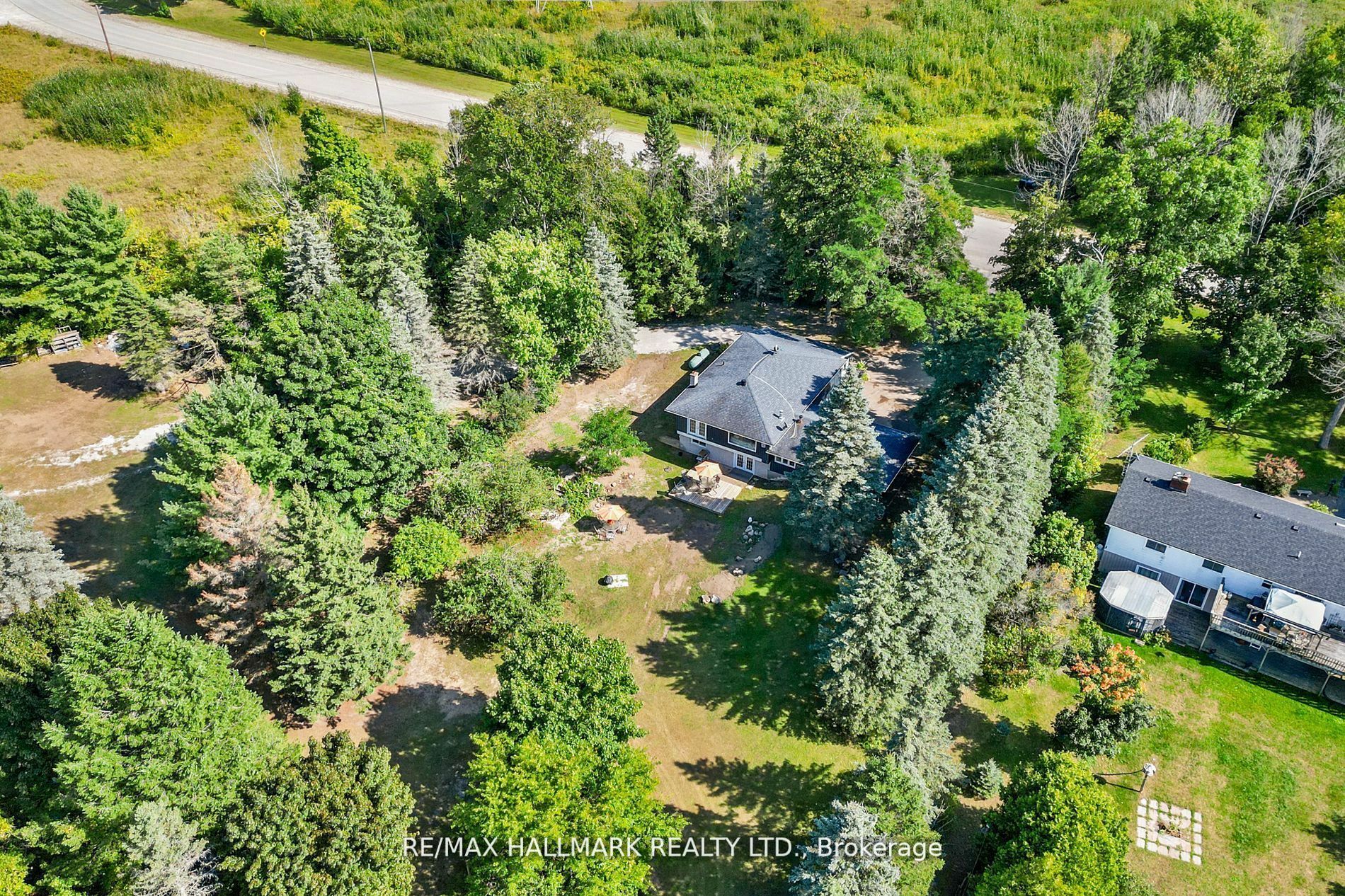 Photo de la propriété:  2422 Snow Valley Rd  ON L9X 1K1 