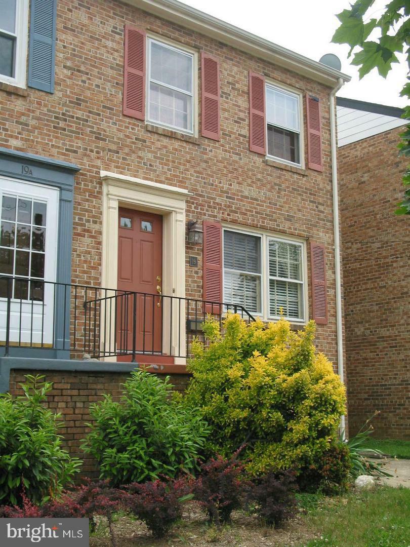 Property Photo:  19 E Myrtle Street  VA 22301 