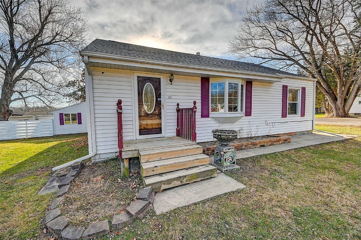 Property Photo:  1227 2nd Street  IA 52403 