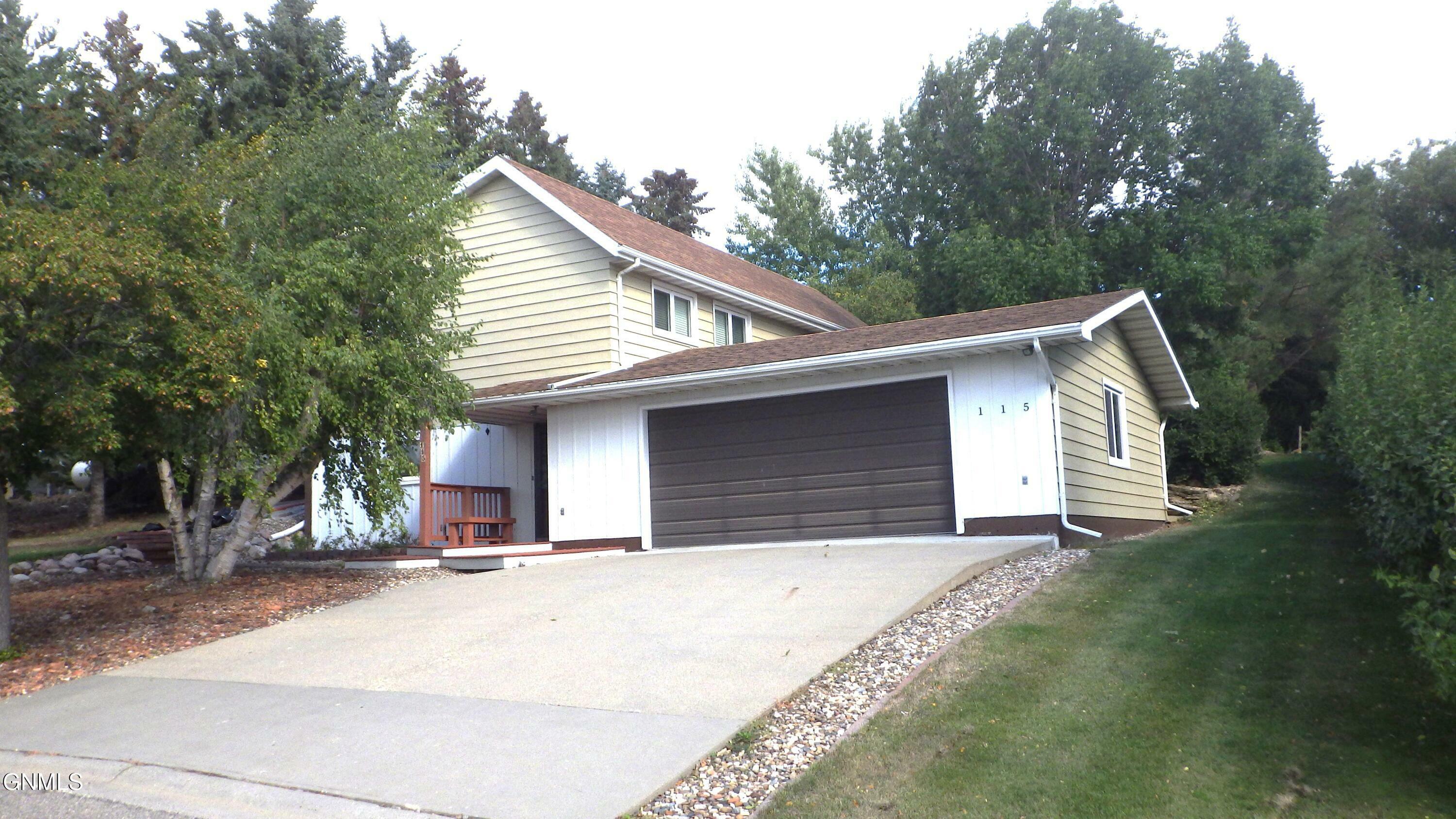 Property Photo:  115 Wilcox Avenue S  ND 58530 