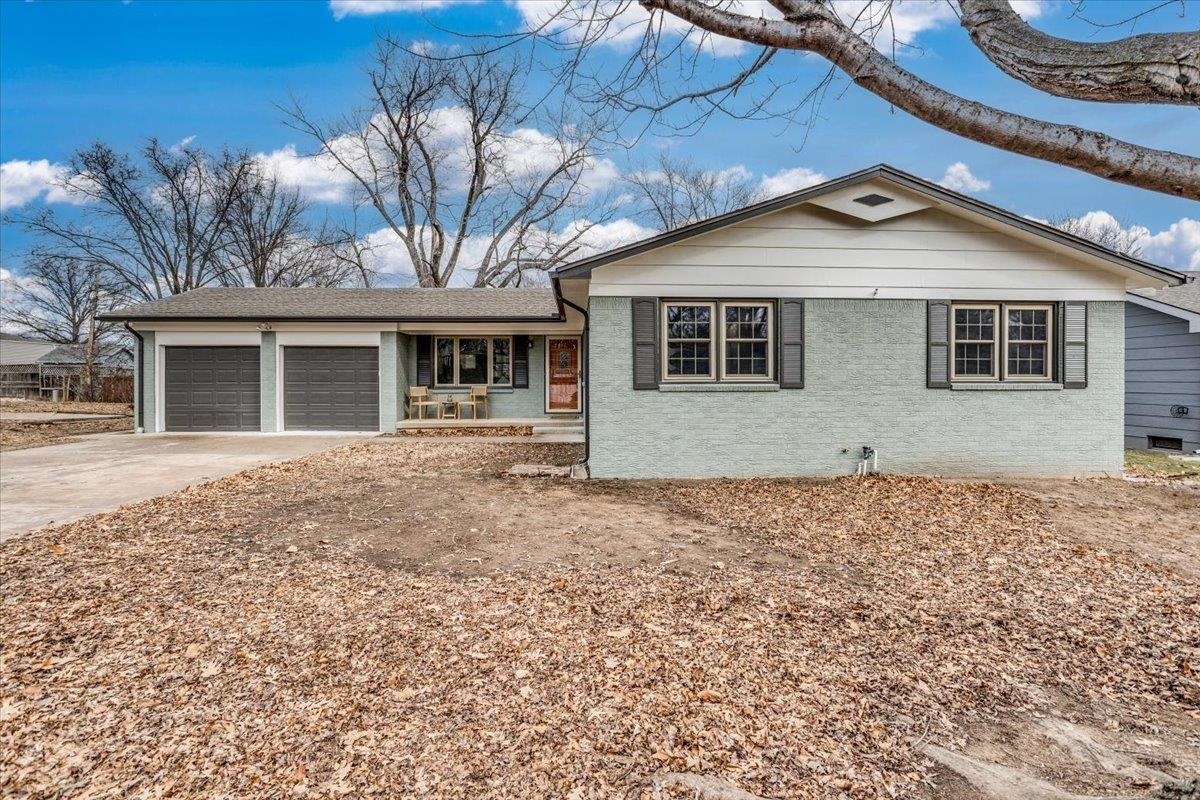 Property Photo:  924 E Wedgewood Dr  KS 67037 