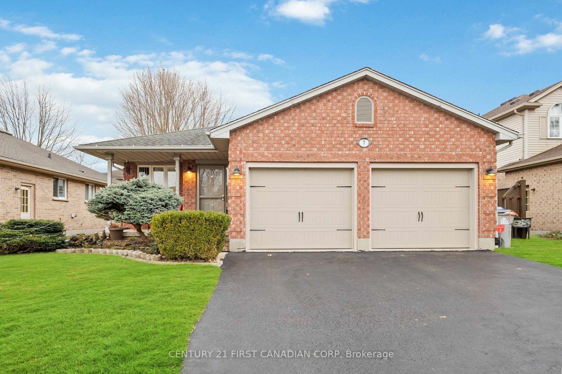 7 Juniper Cres  Strathroy-Caradoc ON N7G 4C1 photo