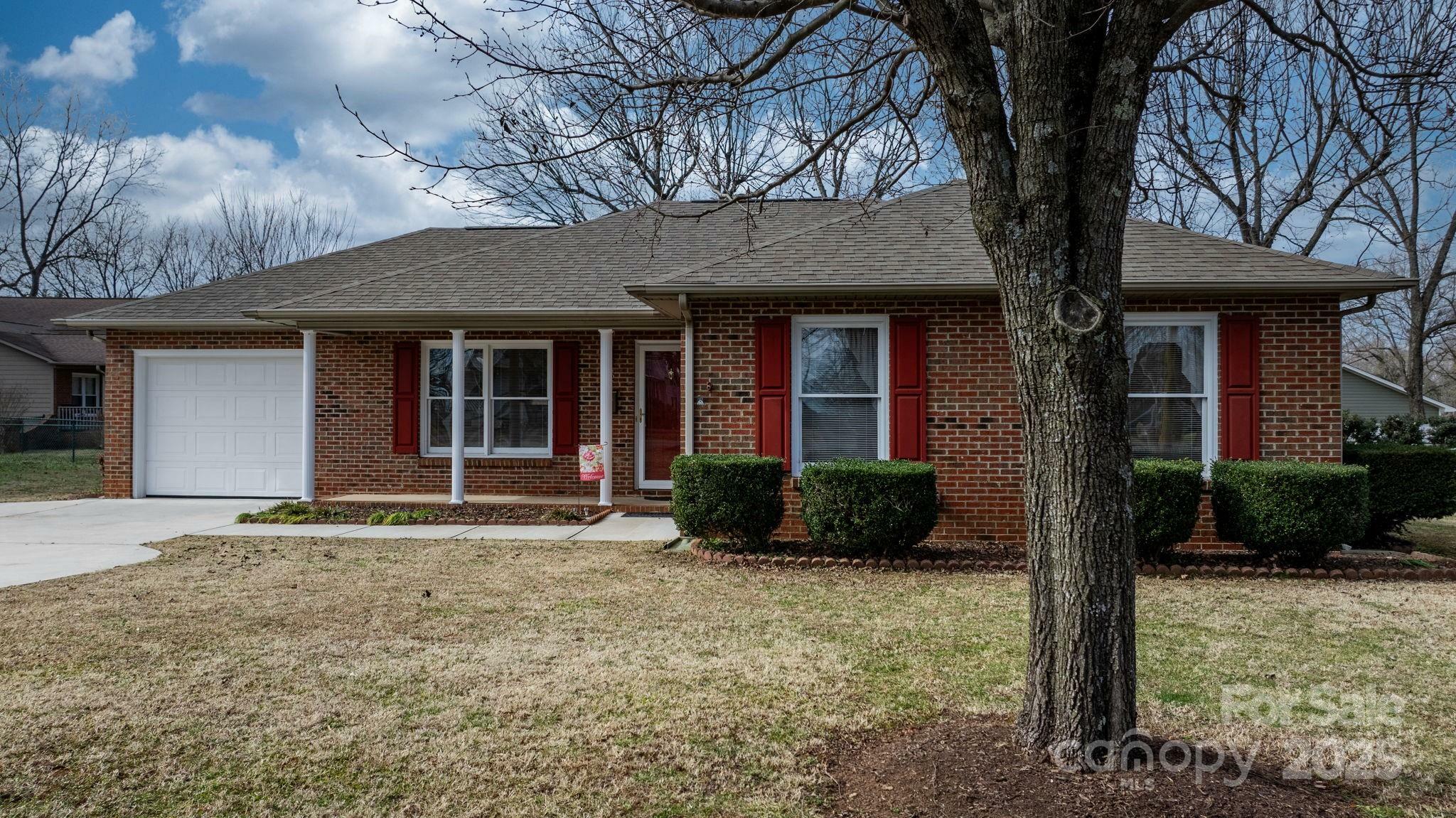 Property Photo:  125 1st Avenue N  NC 28613 