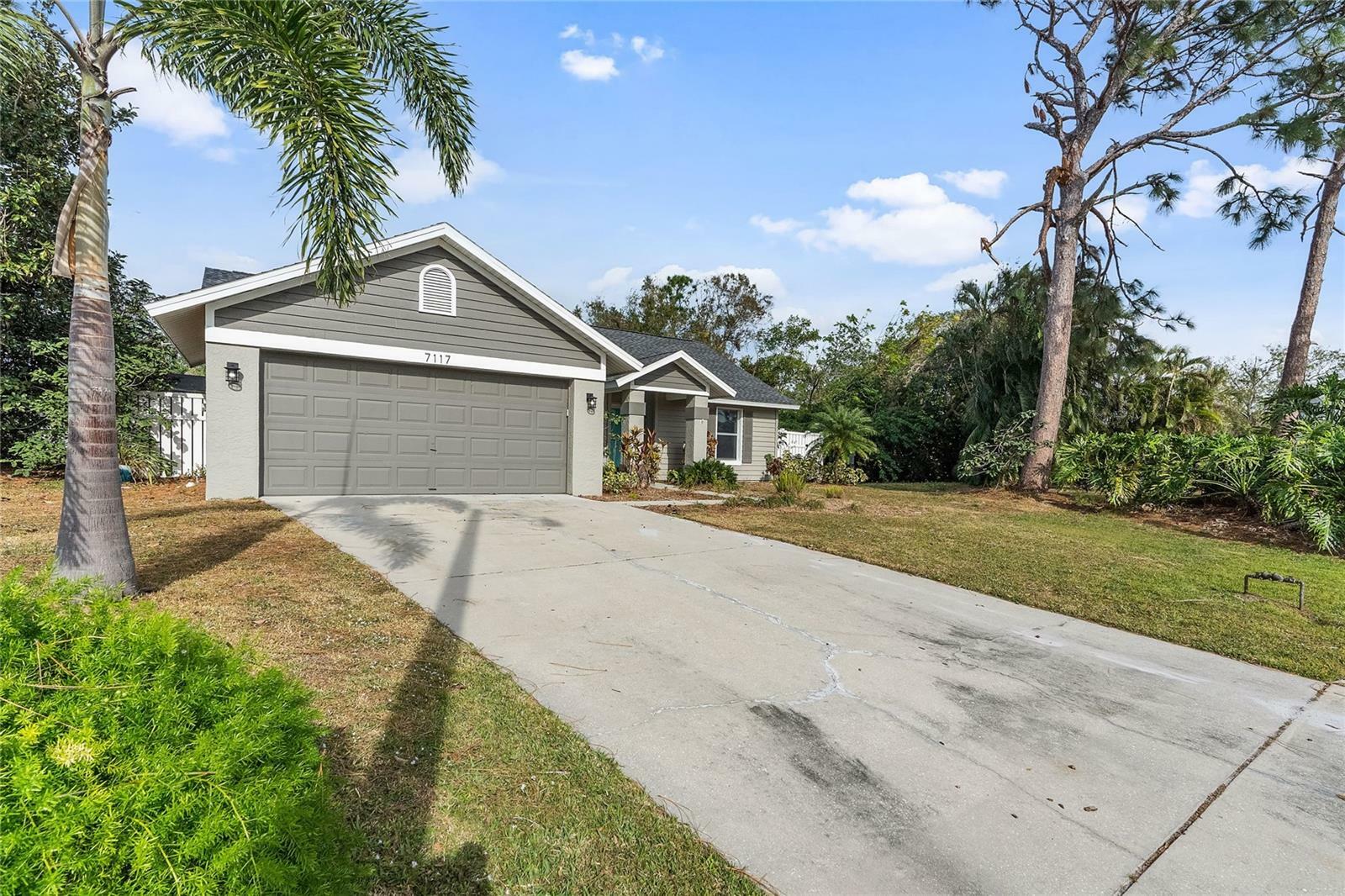 Property Photo:  7117 Queen Palm Circle  FL 34243 