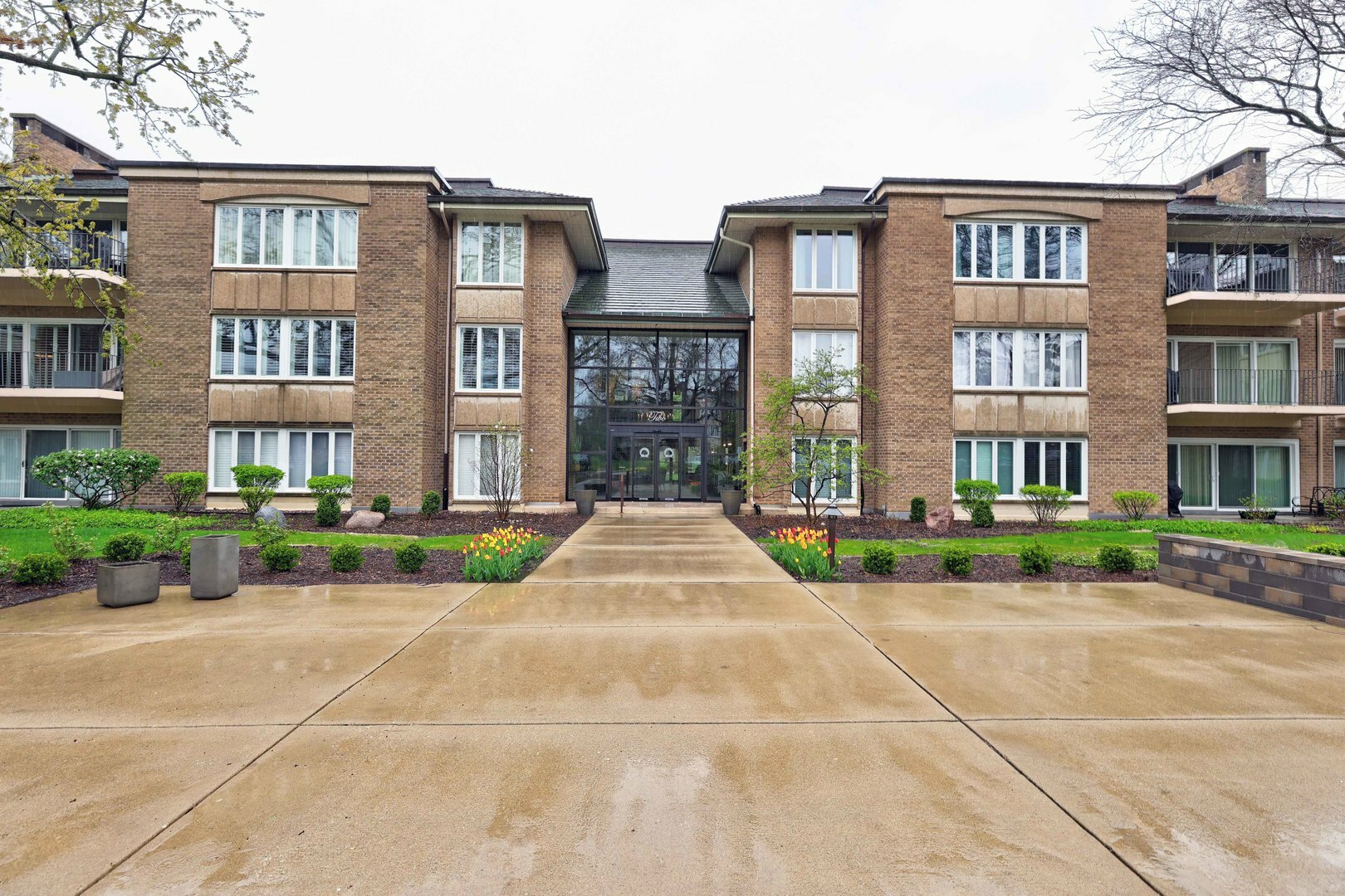 Property Photo: 2 Oak Brook Club Drive B209 IL 60523