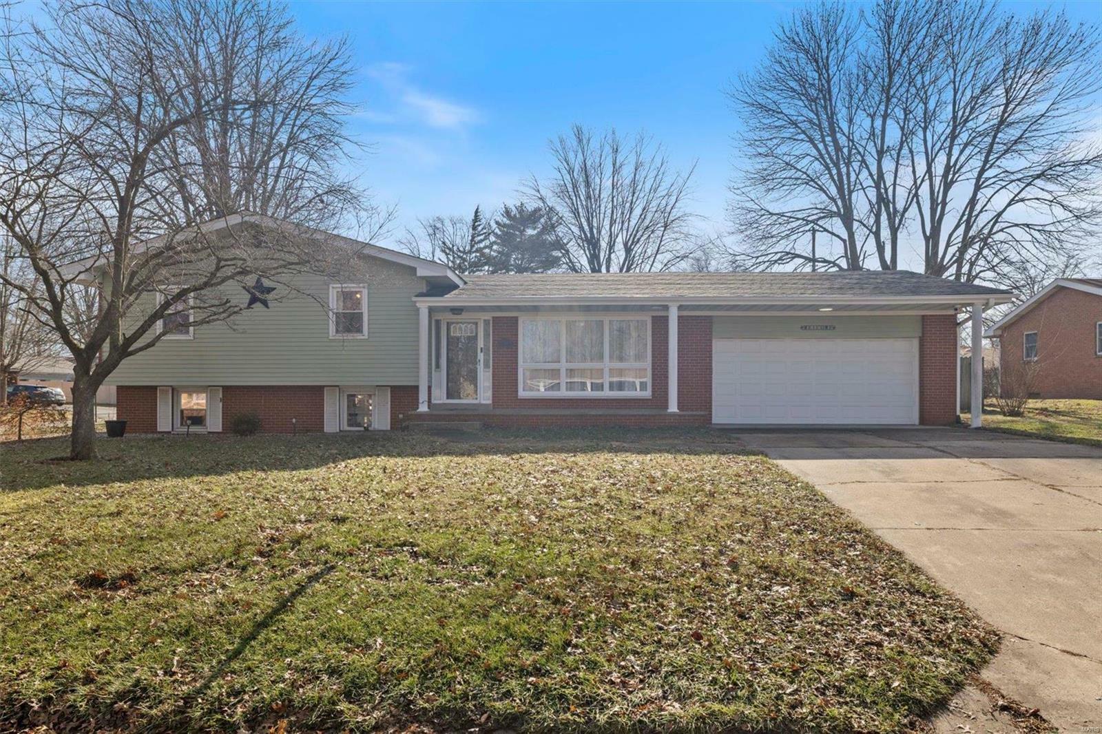 Property Photo:  718 Fairway  IL 62010 