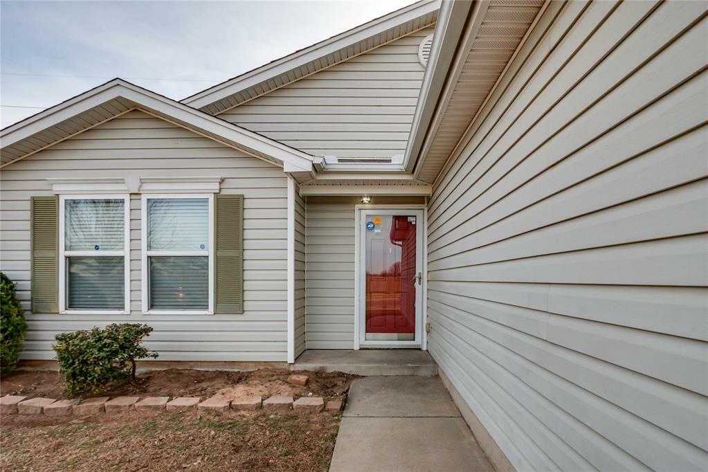 Property Photo:  1016 SW 156th Street  OK 73170 