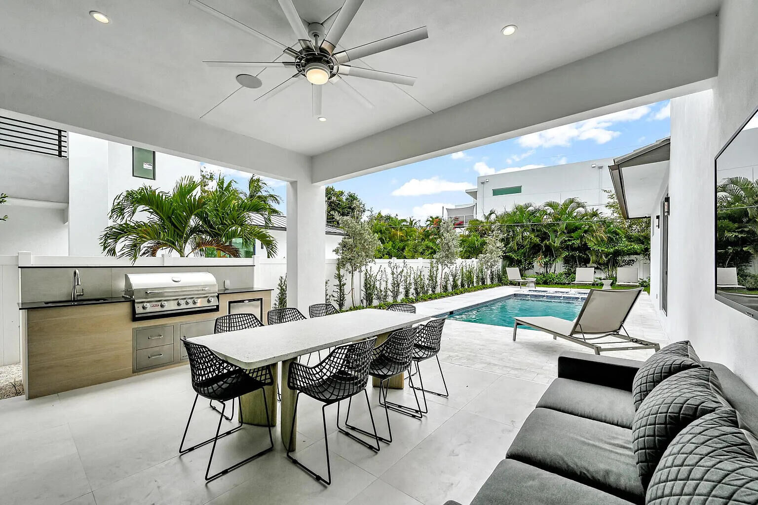 Property Photo:  718 S Lake Avenue  FL 33483 