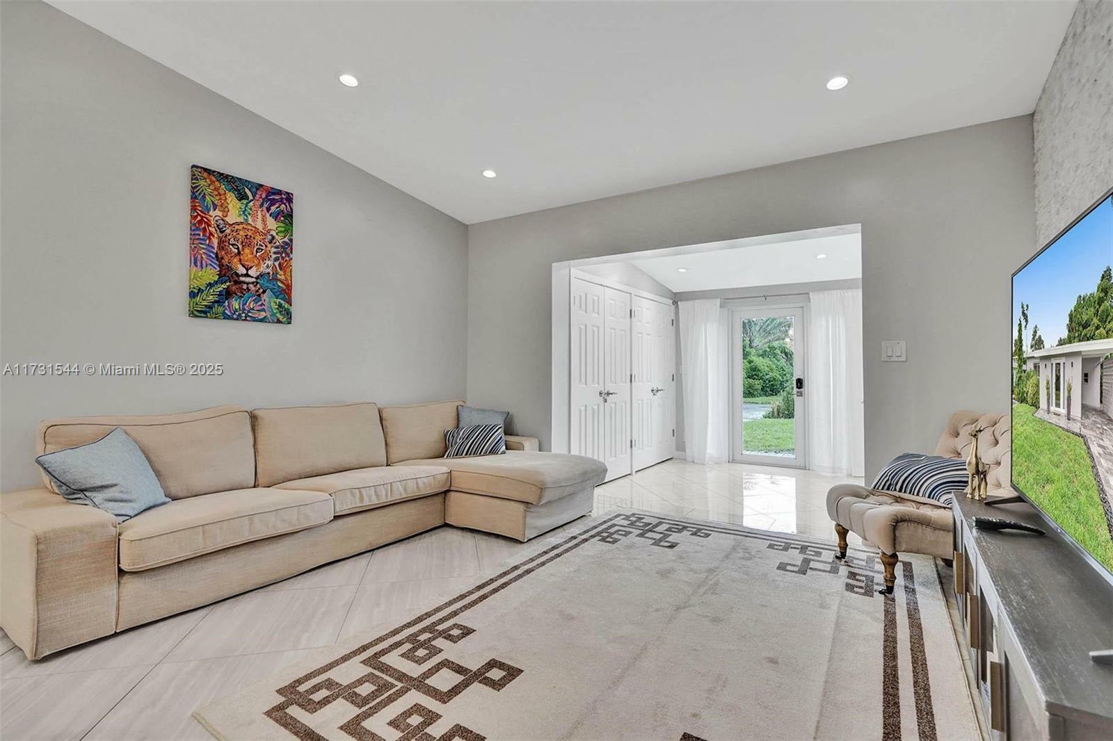 Property Photo: 1621 N Victoria Park Rd FL 33305