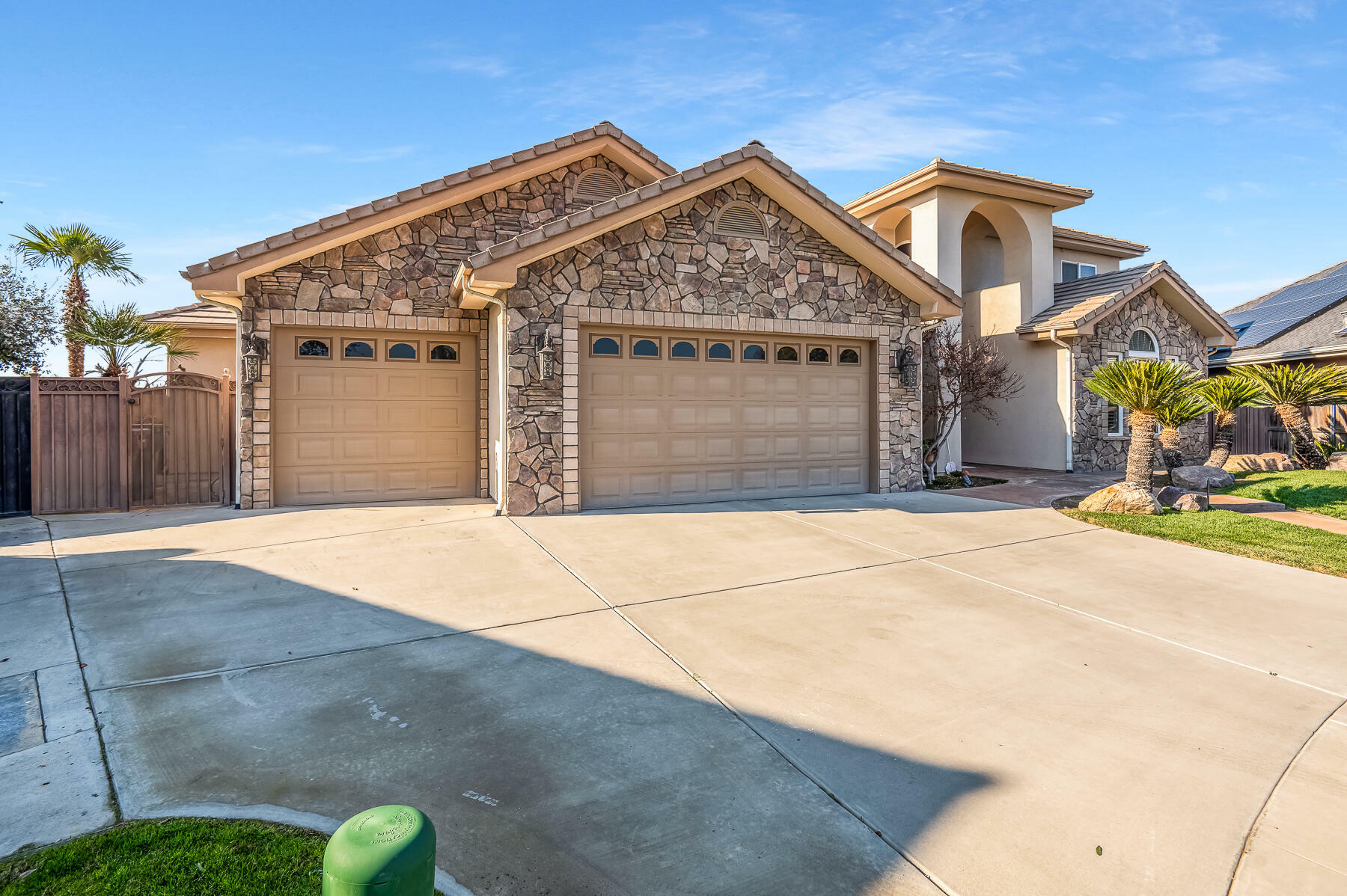 Property Photo: 382 Hemmingway Court CA 93274