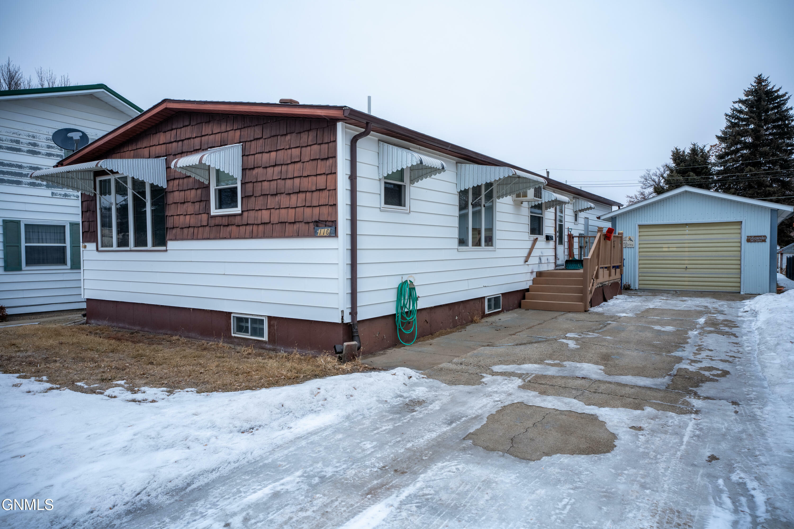 Property Photo:  116 4th Avenue NW  ND 58523 