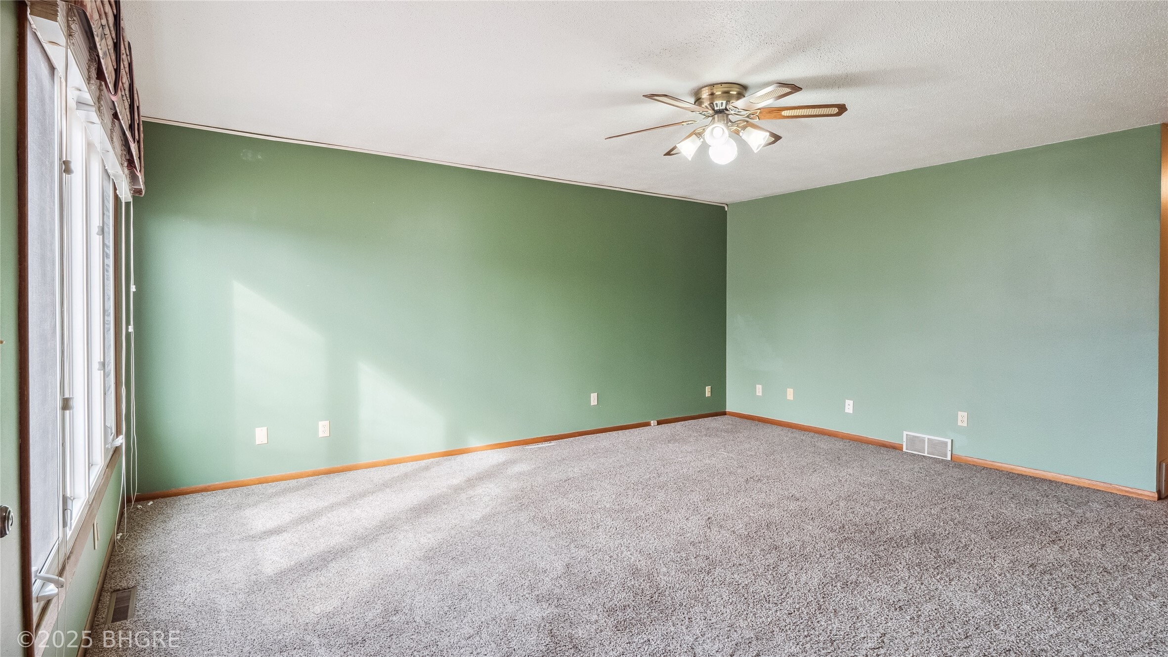 Property Photo:  1705 W Grandview Drive  IA 50138 