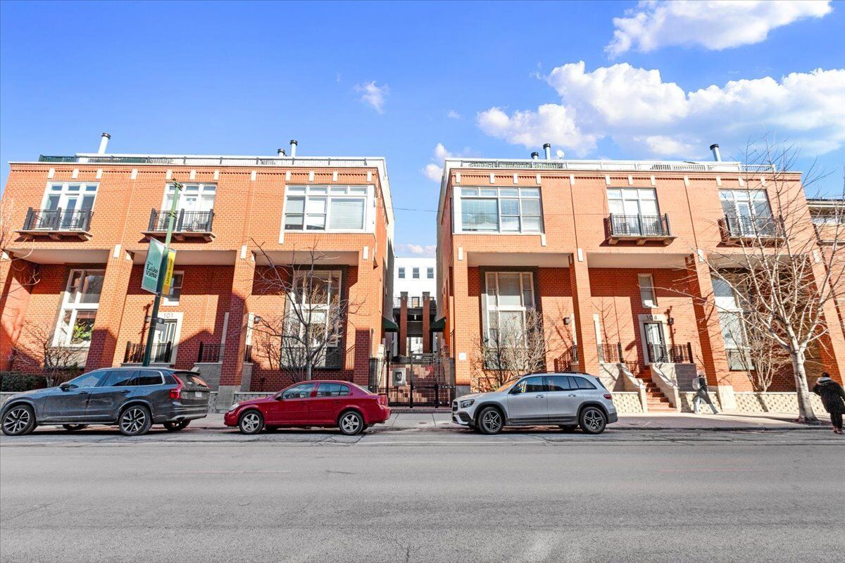 Property Photo: 2843 N Lincoln Avenue 110 IL 60657