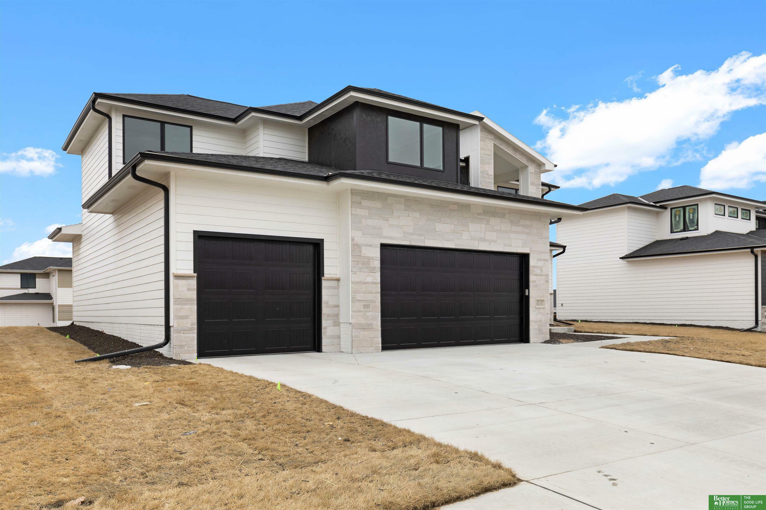 Property Photo: 21137 Ellison Avenue NE 68022