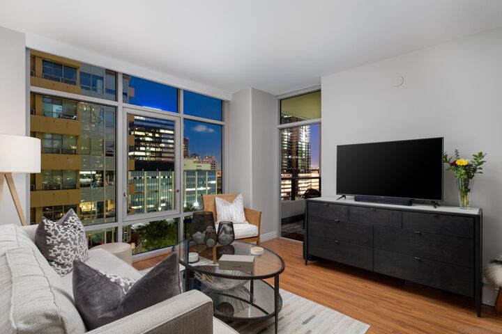 Property Photo:  425 W Beech St 1101  CA 92101 