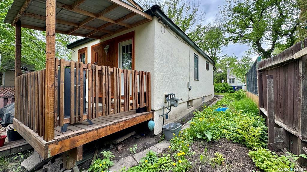 Property Photo:  234 F Avenue N  SK S7L 1W1 