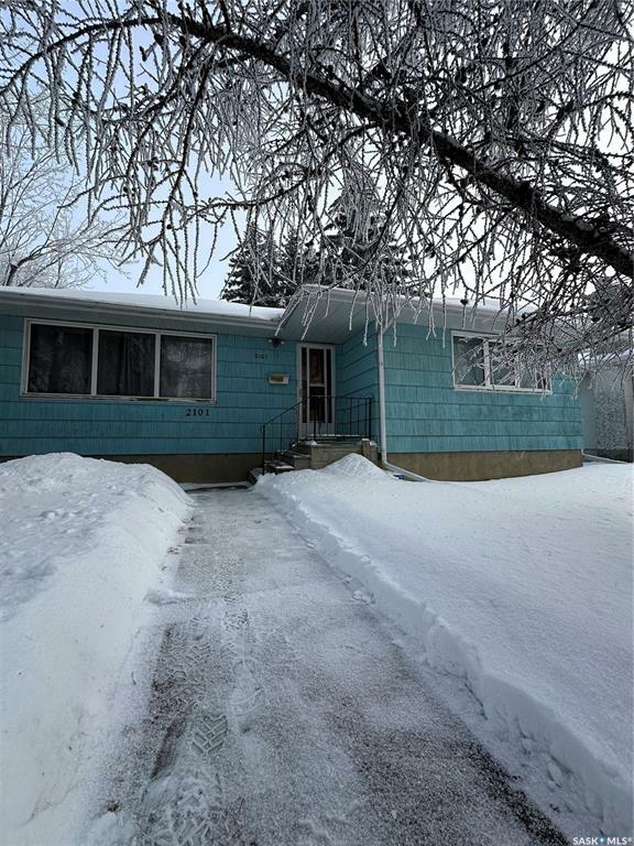 Property Photo:  2101 Wiggins Avenue S  SK S7J 1W4 