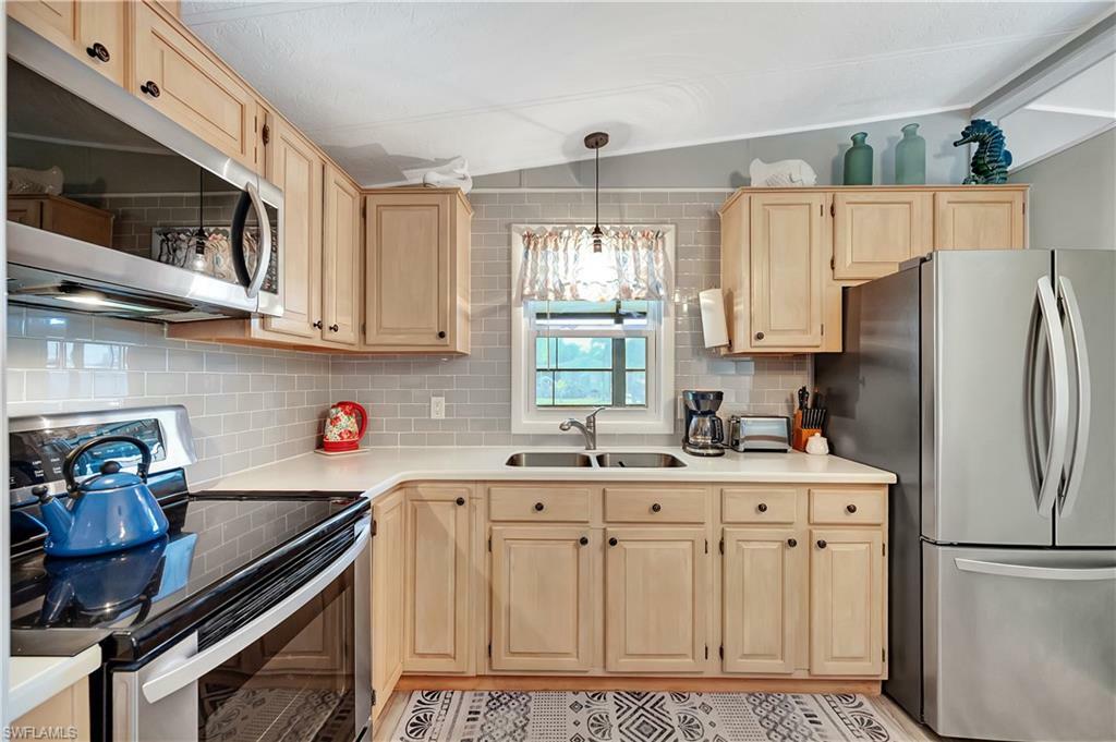 Property Photo: 101 Pine Key Ln FL 34114
