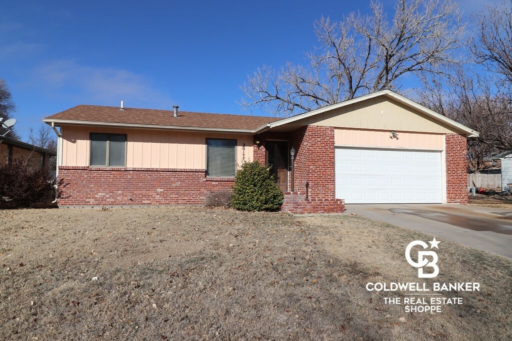 Property Photo:  2017 E Crestway Drive  KS 67846 