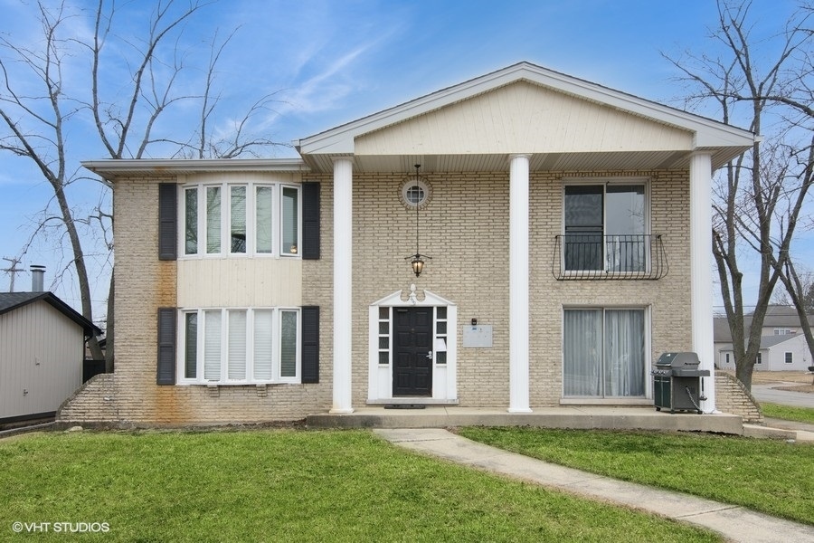 Property Photo:  300 W Burlington Avenue 4  IL 60559 