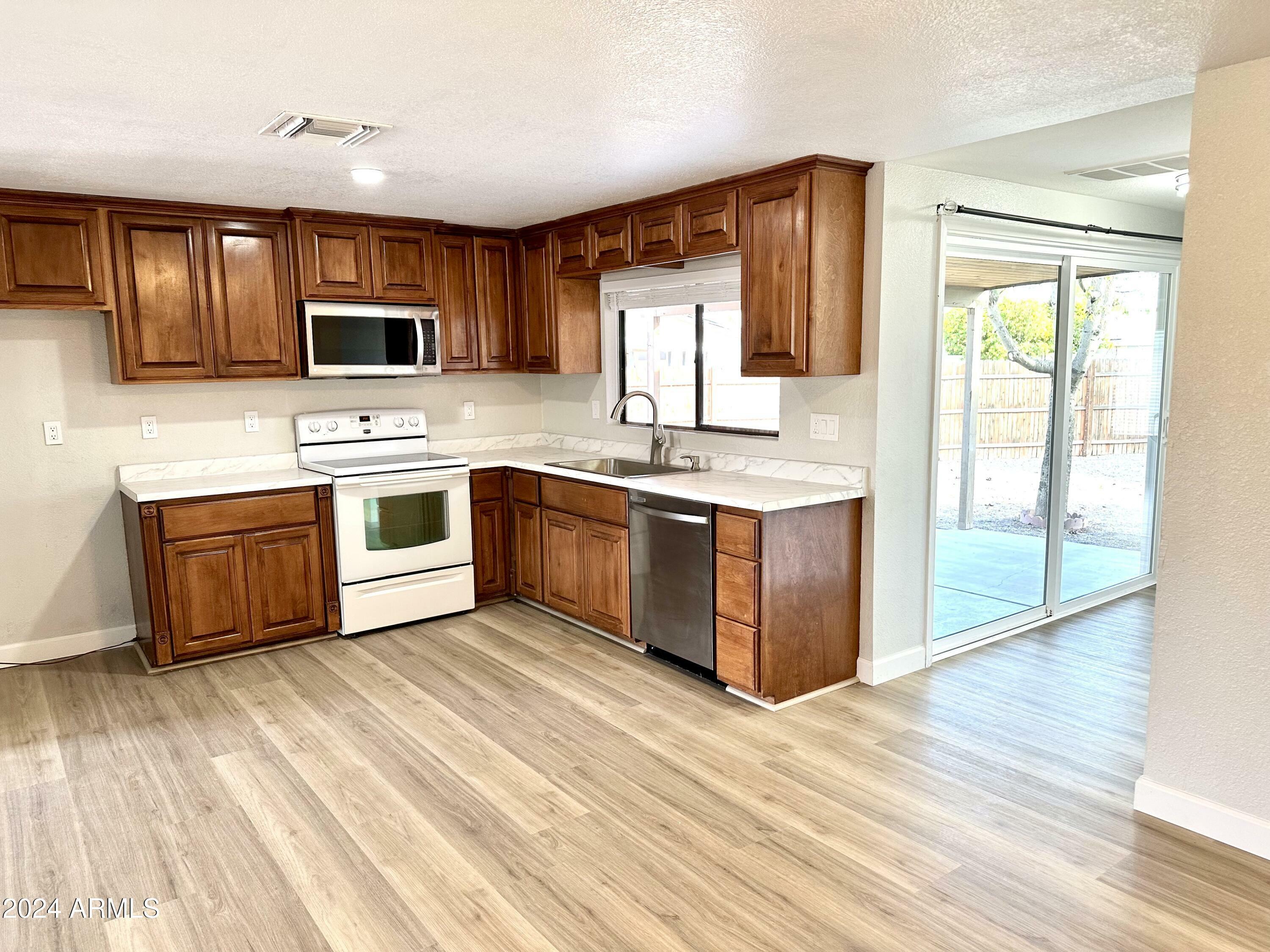 Property Photo:  1109 E Emerald Avenue  AZ 85204 