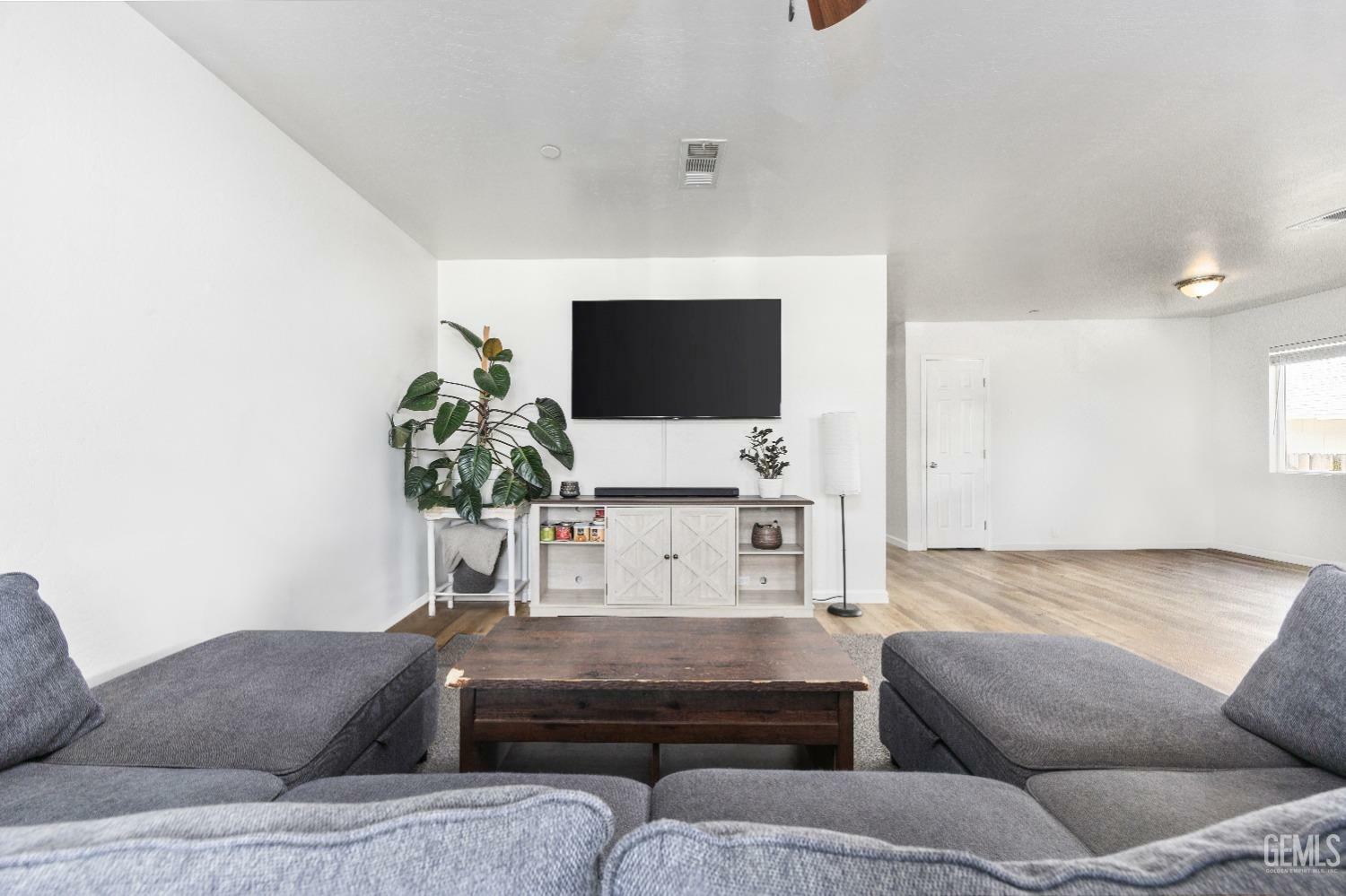 Property Photo:  313 Woodrow Street  CA 93268 