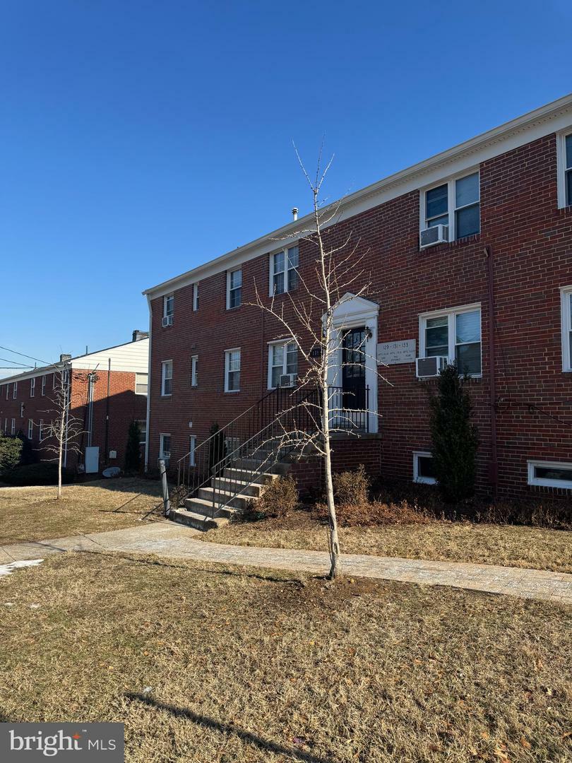 Property Photo: 131 S Courthouse Road 6 VA 22204