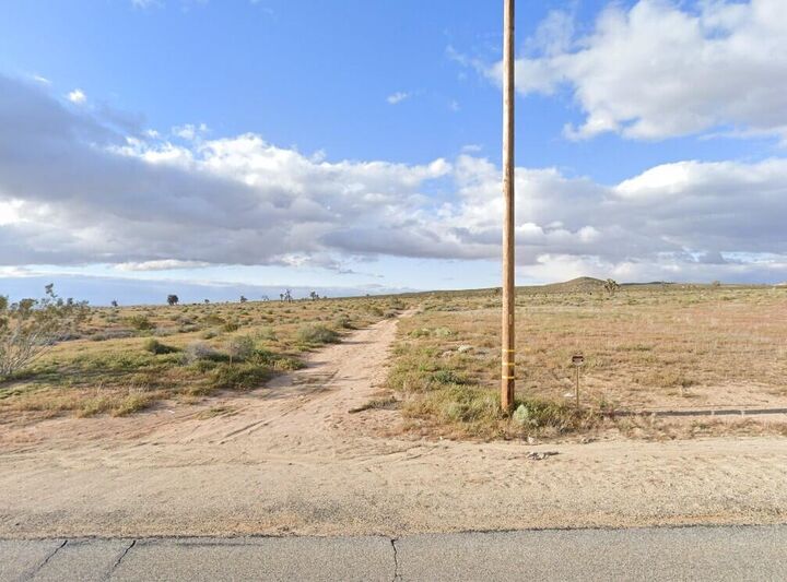 Property Photo:  155th St E And Vic Ave F8  CA 93535 