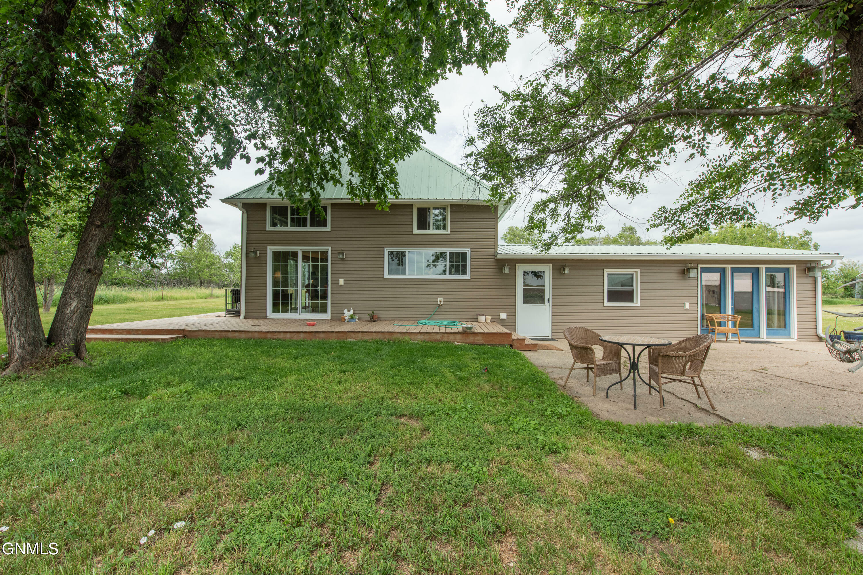 806 Highway 8 N  Hettinger ND 58639 photo