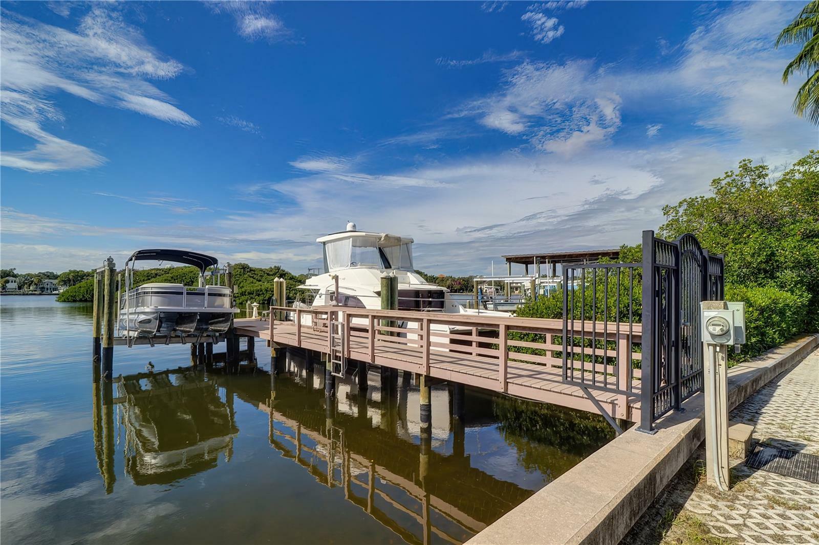 Property Photo:  200 Brightwaters Boulevard NE  FL 33704 