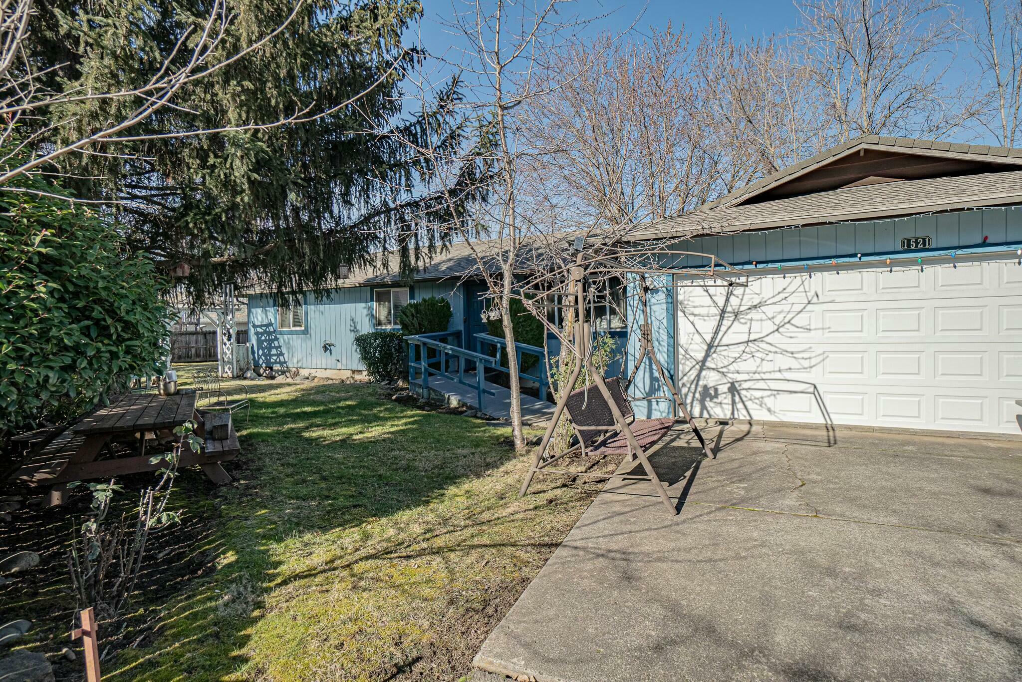 Property Photo:  1521 Grand Avenue  OR 97504 