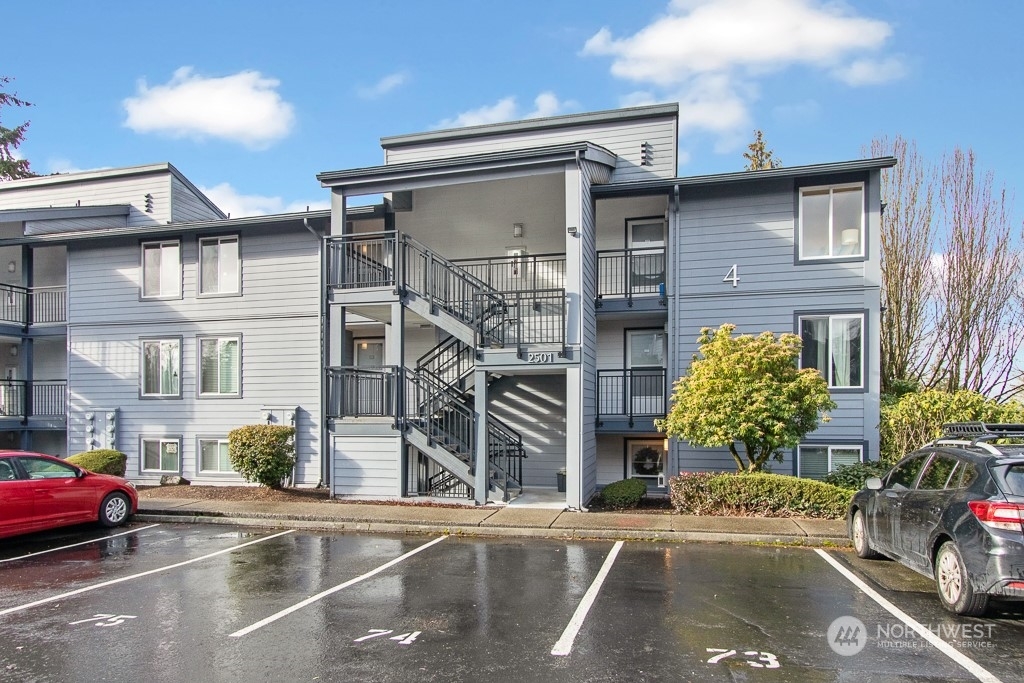 Property Photo:  2601 NE  4th St. 431  WA 98056 