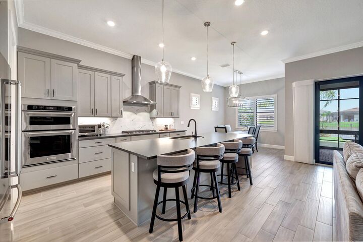 Property Photo: 655 SE Boboli Way FL 34984