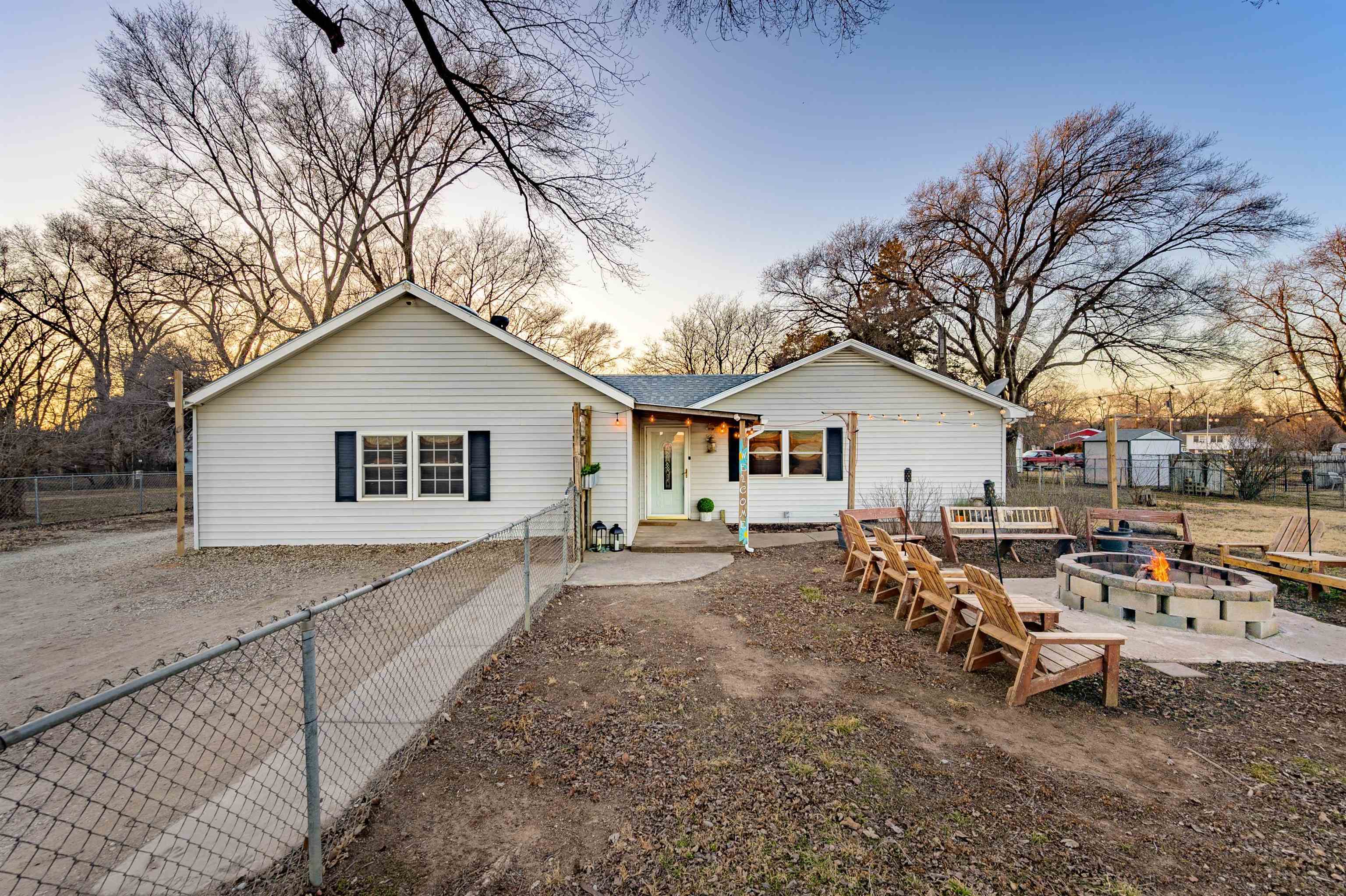 Property Photo:  1405 N Webb Rd  KS 67110-8052 