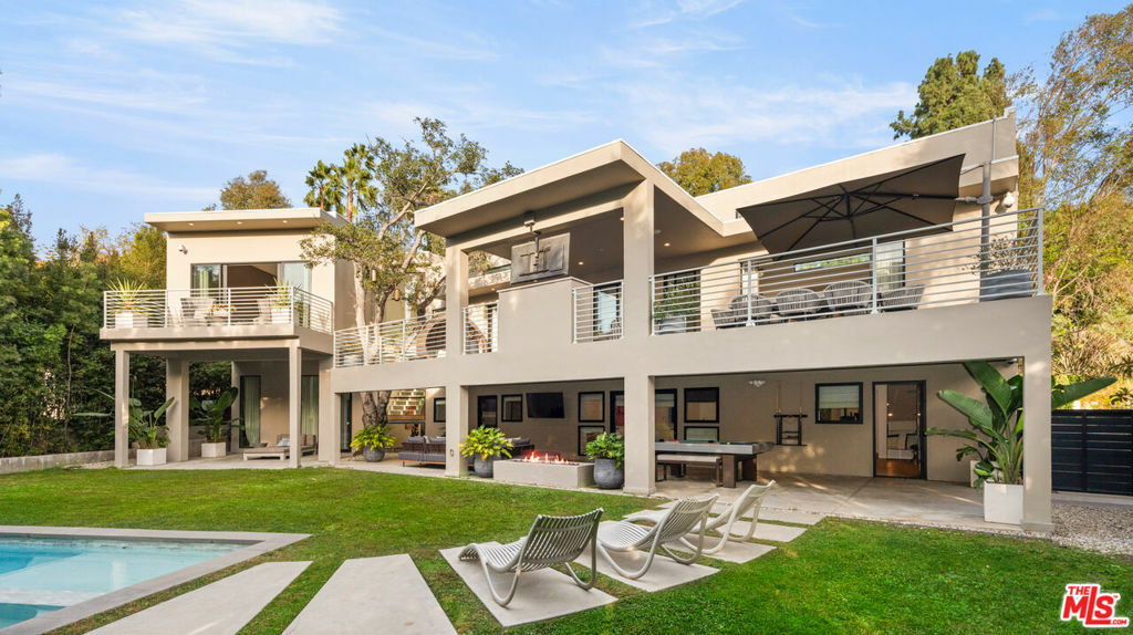 Property Photo: 1085 Carolyn Way CA 90210