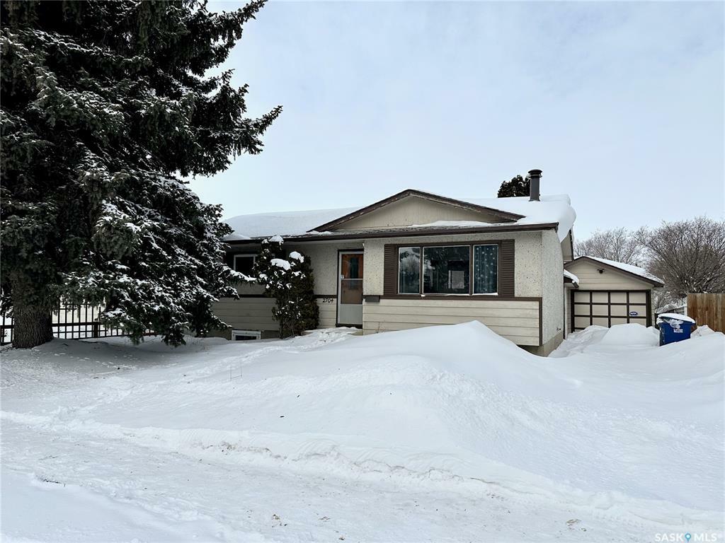 Property Photo:  2704 33rd Street W  SK S7L 0X7 