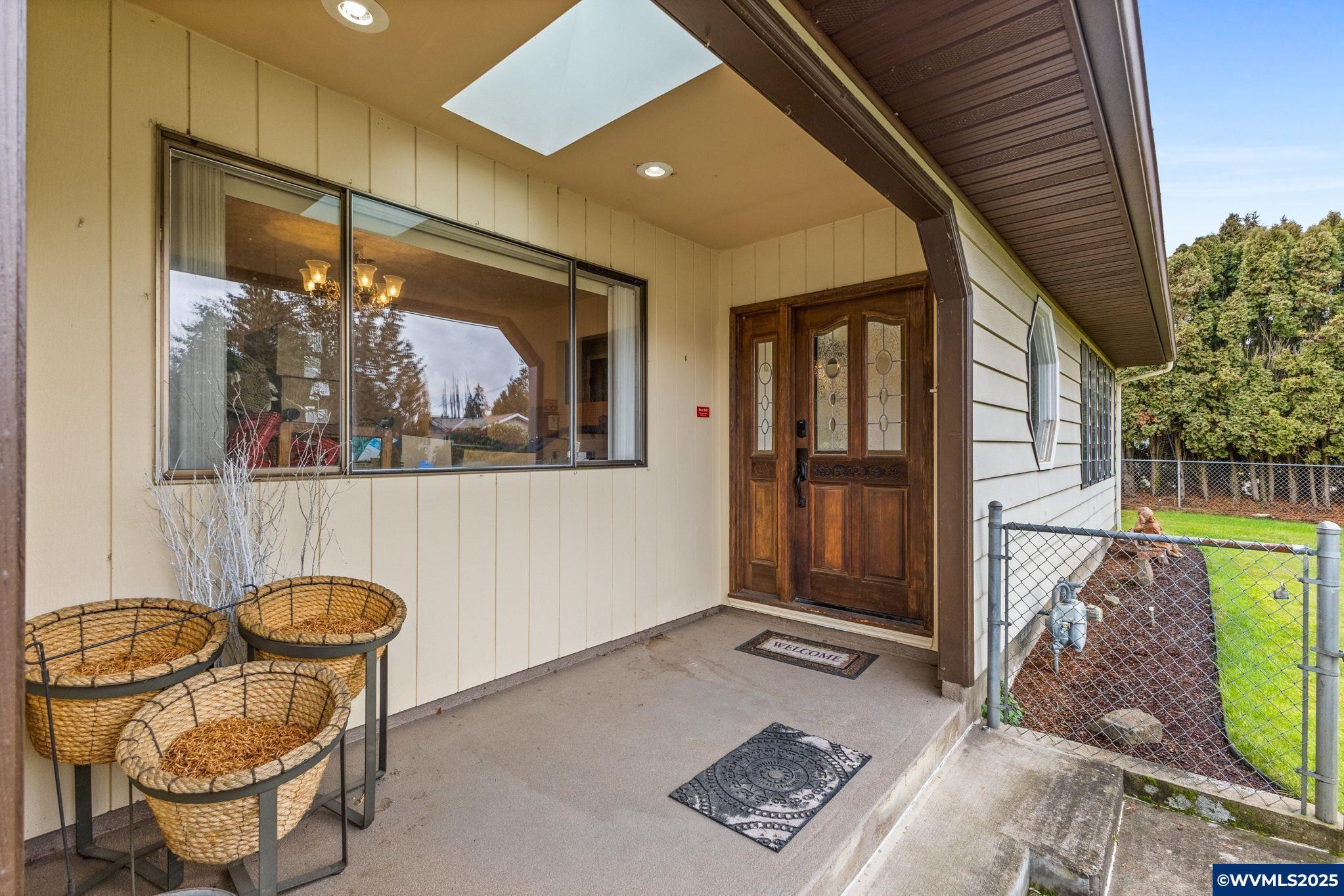 Property Photo:  858 Iva Ln NE  OR 97317 