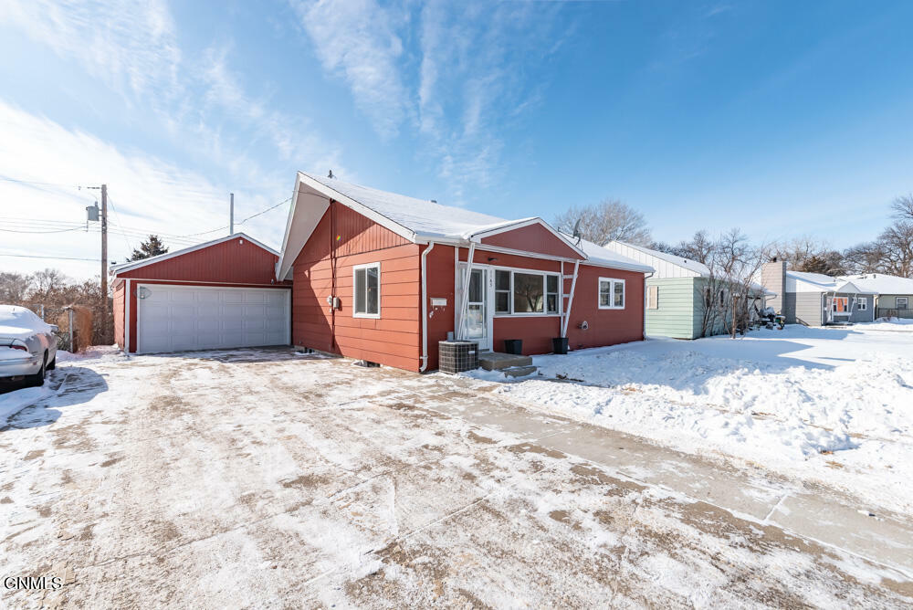 Property Photo:  1163 W Avenue B W  ND 58501 