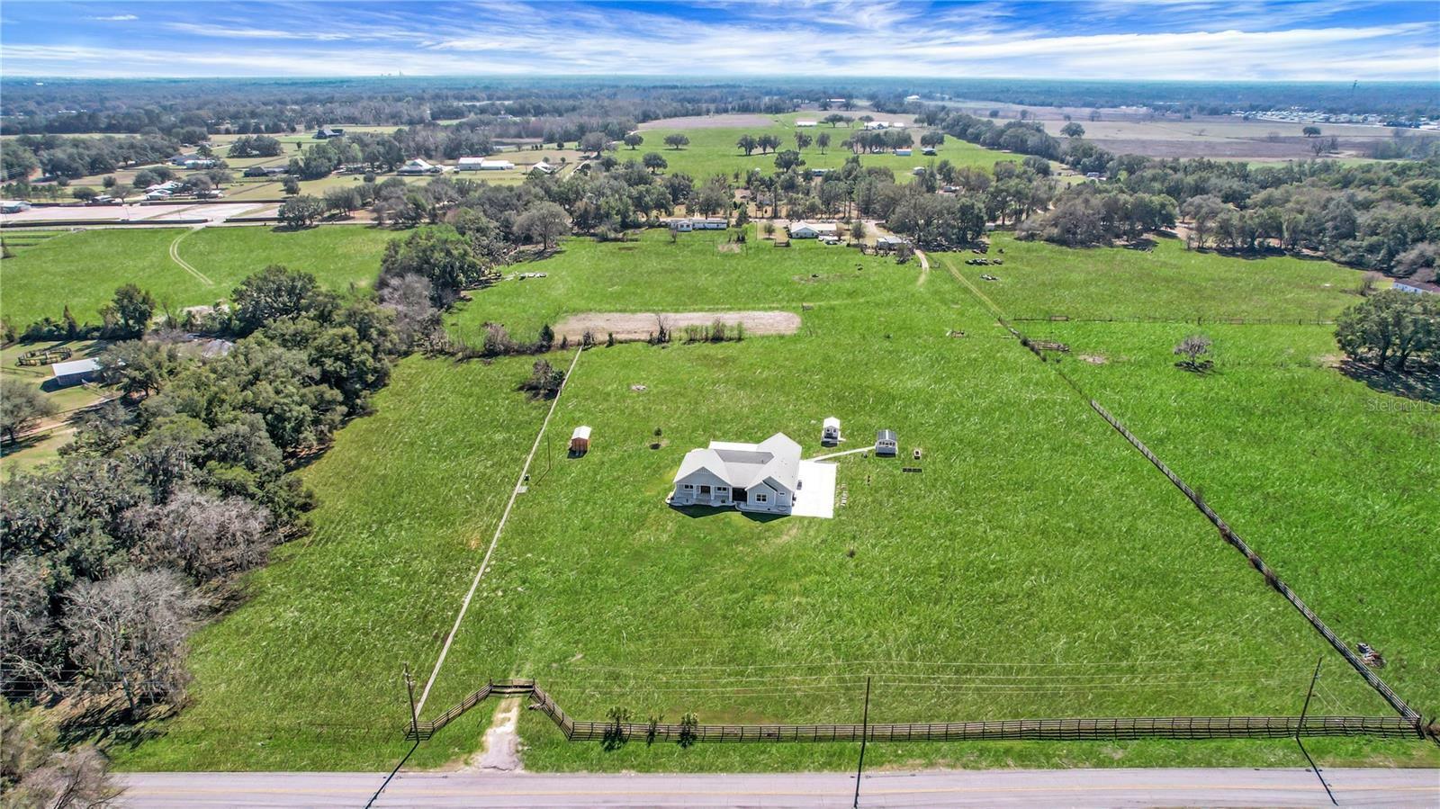 Property Photo: 1679 E County Road 462 FL 34785